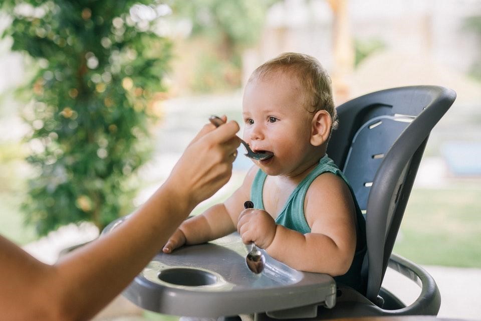 Introducerea-alimentelor-solide-în-alimentația-bebelușului